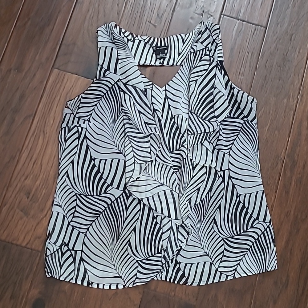 New Directions Black & White Sleeveless Abstract Print Ruffled Front Top size L